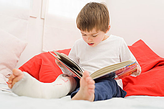 男孩,石膏模,腿,读,书本