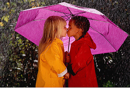 男孩,女孩,吻,伞