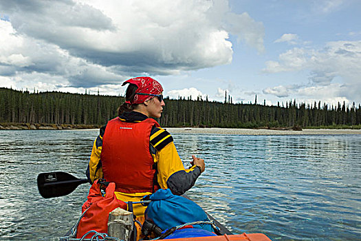 年轻,女人,划船,独木舟,河,育空地区,加拿大