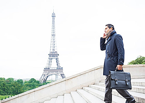 商务人士,手机,台阶,靠近,埃菲尔铁塔,巴黎,法国
