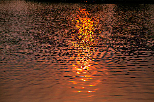 夕阳照在湖面上