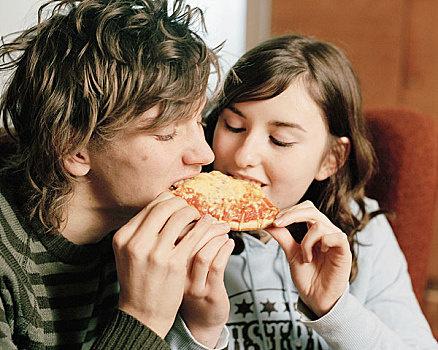 年轻,情侣,分享,比萨饼