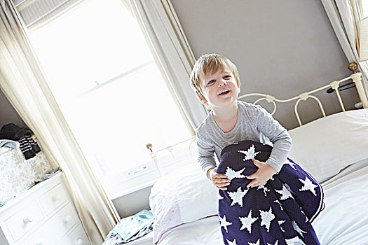 男孩,床,拿着,后面,海军蓝,星,图案,毛毯