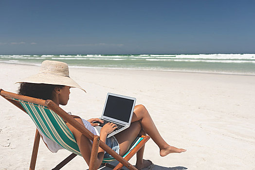 美女,拿着,笔记本电脑,坐,沙滩椅,海滩