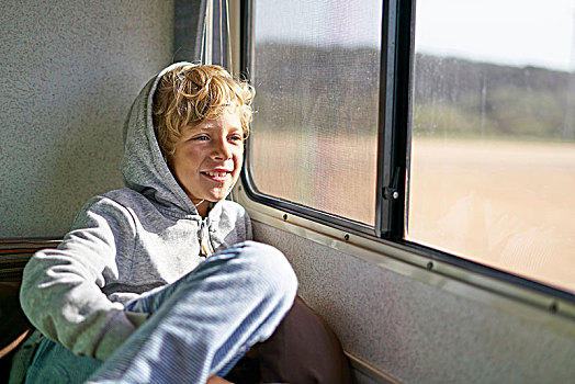男孩,坐,露营车,望向窗外,乌拉圭,南美