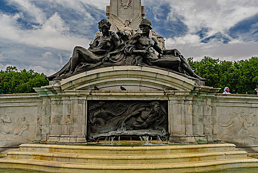 白金汉宫胜利女神像喷水池