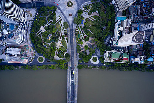 中国广东广州,航拍清晨的海珠广场和海珠桥