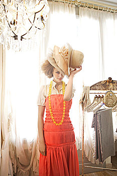 时尚,女人,戴着,橙色,连衣裙,拿着,三个,帽子,头部