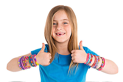 织布机,皮筋,手镯,金发,儿童,女孩,大拇指,手指,手势,白色背景