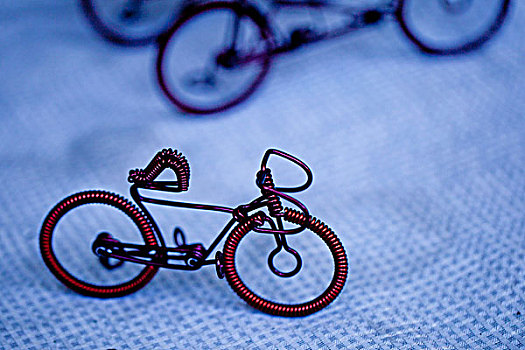 特色小店内展示的手工玩具自行车