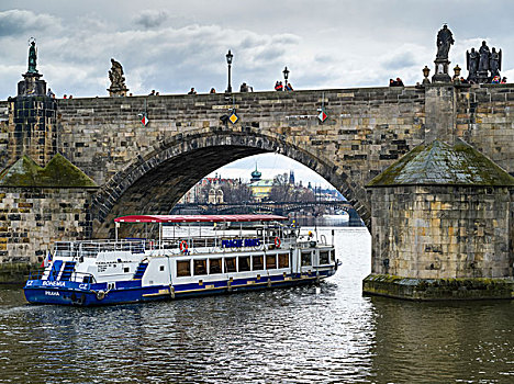 游船,查理大桥,伏尔塔瓦河,布拉格,捷克共和国