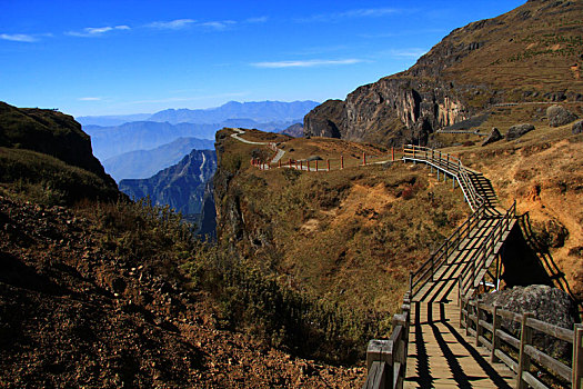 蓝天印衬下的大山包风景