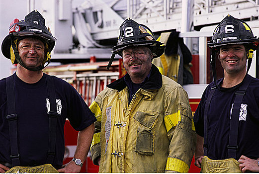 肖像,三个,男性,消防员,站立,靠近,消防车