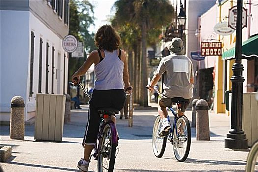 后视图,一个,男人,女人,骑自行车,街上,街道,佛罗里达,美国