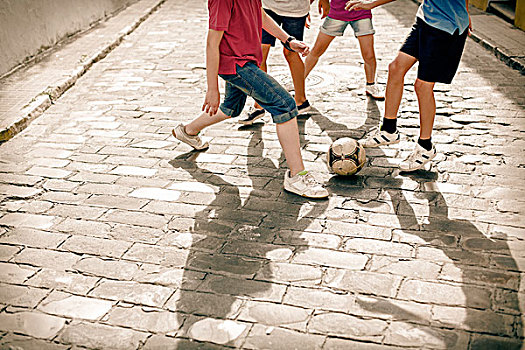孩子,玩,足球,鹅卵石,街道