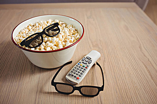 碗,爆米花,3d眼镜,电视遥控器,桌上,客厅