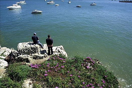 捕鱼者,岩石海岸,卡斯卡伊斯,海滨胜地,一起,里斯本,葡萄牙,欧洲