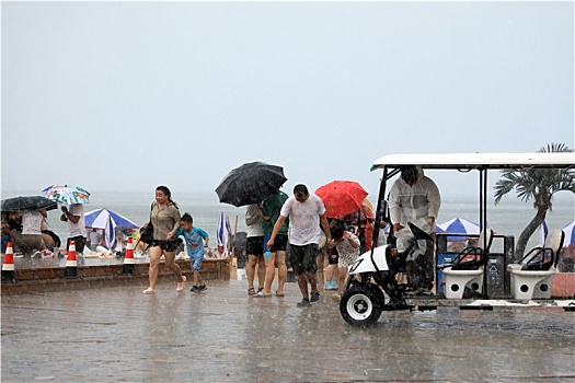 山东省日照市,暴雨突袭海水浴场,游客四处躲雨淋成,落汤鸡