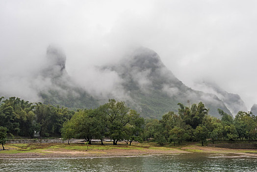 烟雨中的中国桂林漓江山水风光