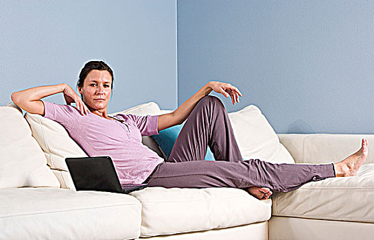女人,倚靠,沙发,在家,笔记本电脑