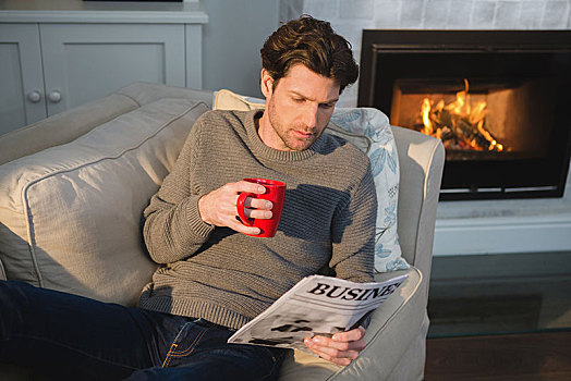 男人,读报纸,咖啡,客厅