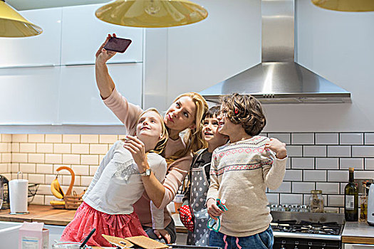女人,三个孩子,照片,厨房