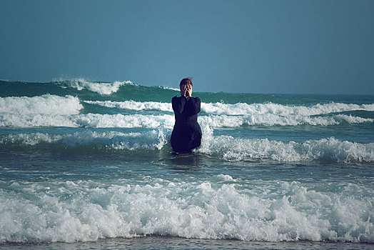 女人,黑裙,面具,站立,海浪,海中