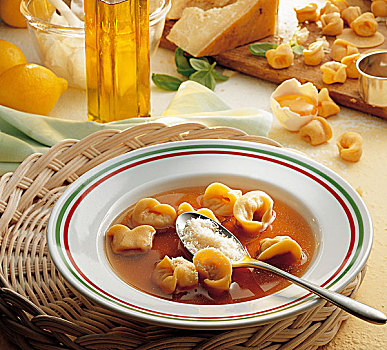 意大利式水饺,帕尔玛火腿,意大利,烹饪