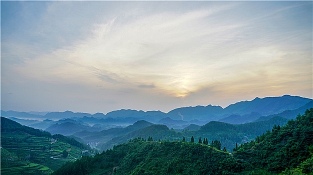 重庆酉阳,清晨山岚美如画