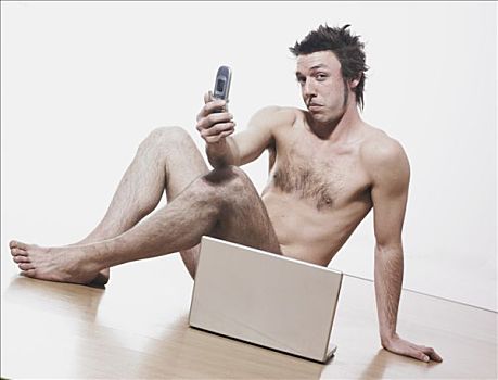 男人,裸露,姿势,木地板,拿着,手机,笔记本电脑,正面,白色背景