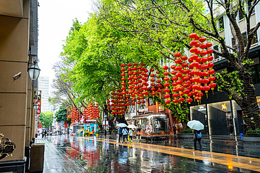 广州2023年春天三月春雨中的北京路步行街美景