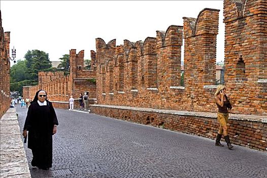 女僧侣,穿过,桥,维罗纳,威尼斯,意大利,欧洲