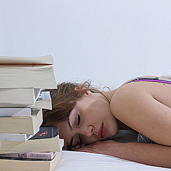 女青年,睡觉,靠近,书本