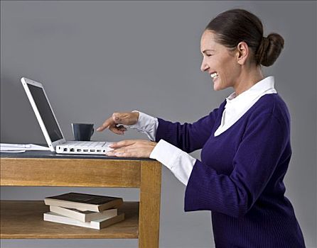女青年,打字,键盘,笔记本电脑