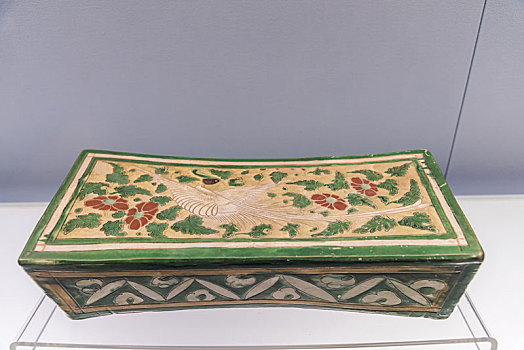 上海博物馆的金代元代时期磁州窑彩色釉陶划花花鸟纹枕