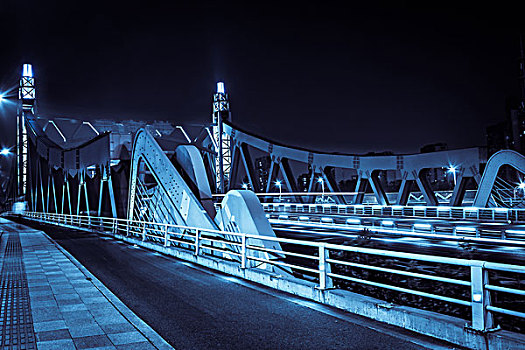 夜晚钢铁大桥