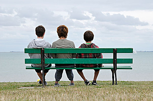背面视角,母亲,儿子,坐,公园长椅,雷岛,法国