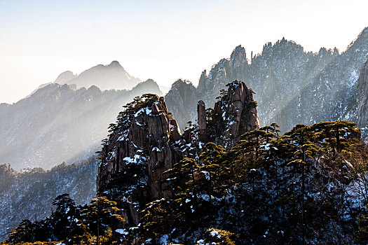 中国安徽黄山风景区,冬日雪后奇峰怪石林立,云雾飘渺宛若仙境