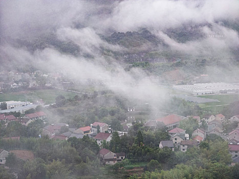 晨雾中的桐庐山村