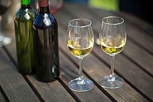 白葡萄酒,玻璃杯,瓶子,桌上,特写,木桌子