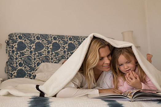 母亲,女儿,读,故事书,毯子,卧室