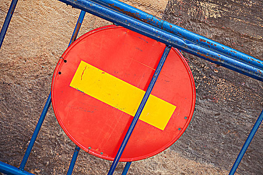 圆,红色,标识,禁止进入,蓝色背景,道路,屏障