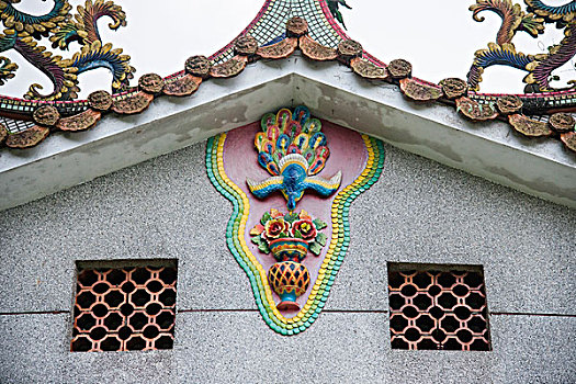 台湾嘉义市前往阿里山公路旁的小寺庙