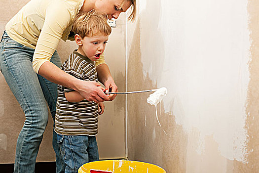 家庭,母亲,儿子,上油漆,墙壁,新家,公寓