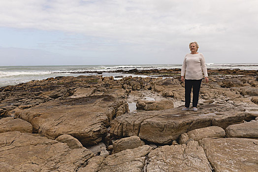 高兴,老年,女人,站立,石头,海滩