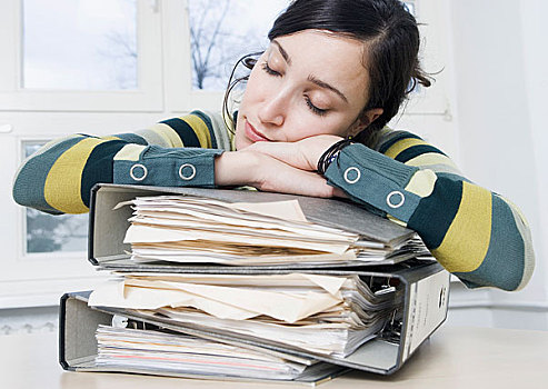 女人,睡觉,一堆,活页文件夹,办公室