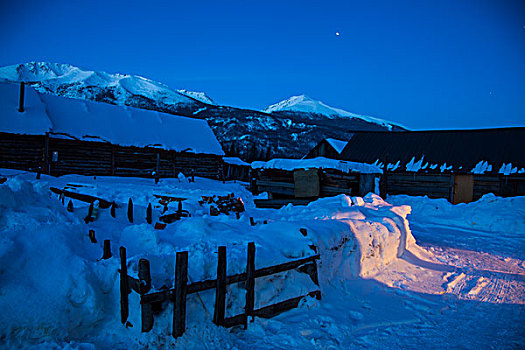 新疆喀纳斯村庄冬季雪景