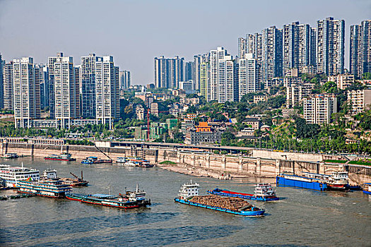重庆渝中区朝天门水域来往的货客船