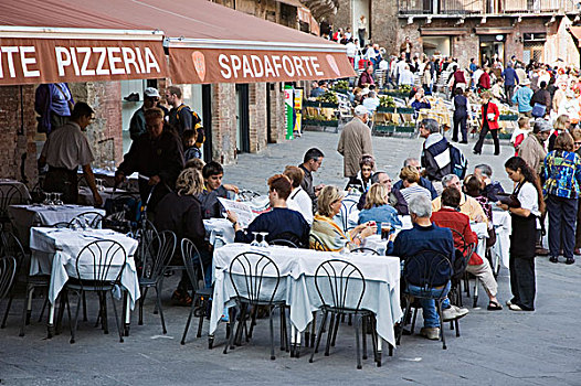 街头咖啡馆,比萨饼店,坎波广场,锡耶纳,托斯卡纳,意大利,欧洲