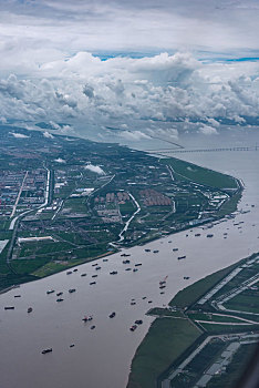 航拍上海长江入海口的港口码头